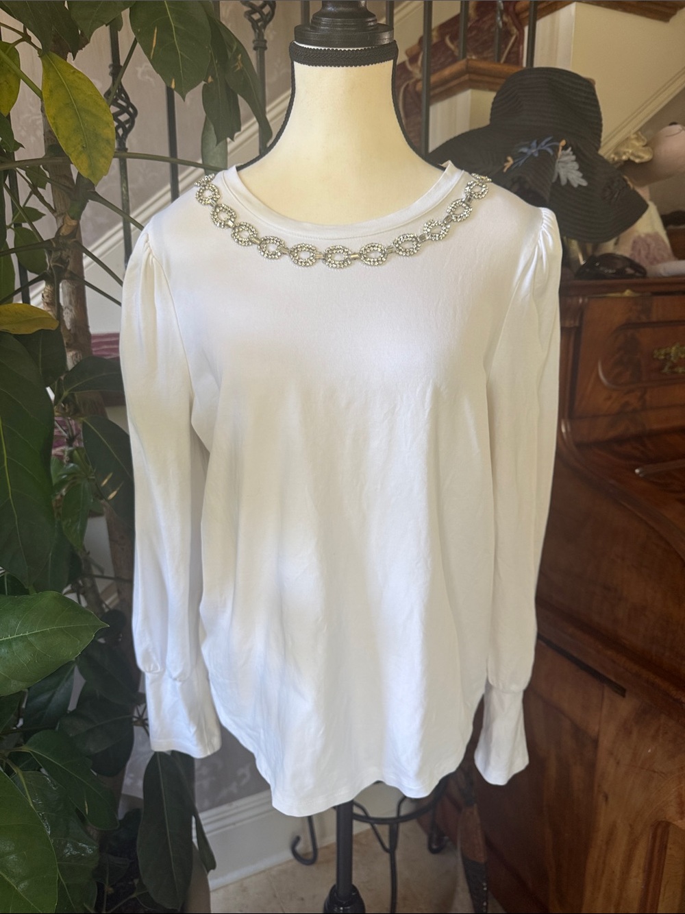 Chicos elegant white blouse women’s size 12. Excellent condition 95% cotton.